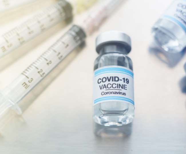 इंजेक्शन के साथ रखी हुई कोरोना वैक्सीन