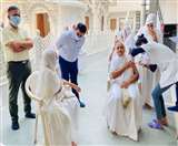 मनोबल को बनाएं रखेंगे तो स्थिति के साथ जूझ पाएंगे।