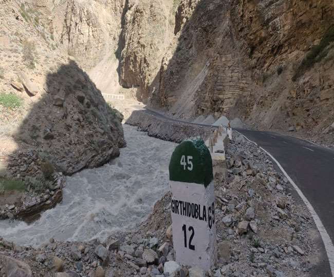 Khaskhabar/उत्तराखंड के चमोली जिले की मलारी घाटी में चीन सीमा के पास हिमखंड टूटने की सूचना है। क्षेत्र में सड़क निर्माण का कार्य चल रहा है। फिलहाल नुकसान के बारे में कुछ पता नहीं चल पाया है। जोशीमठ से सीमा सड़क संगठन