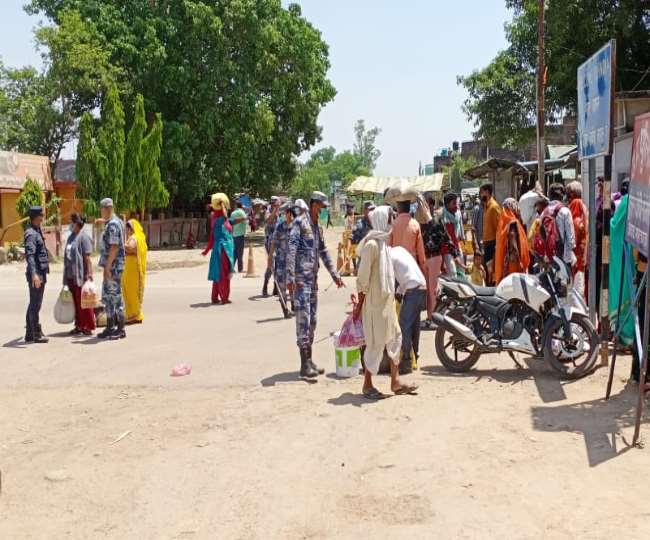 भारत नेपाल सीमा पर लोगों को रोकते सुरक्षा बल। - जागरण