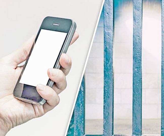 बताया जा रहा हैक कि 5 मिनट कॉल करने के 100 रुपये लिए जाते थे।