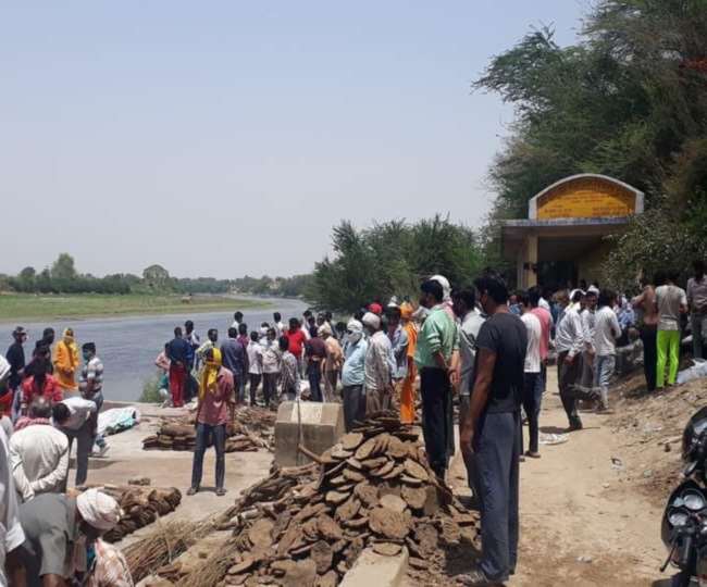 कैलाश घाट पर शवों को लेकर पहुंचे लोग।
