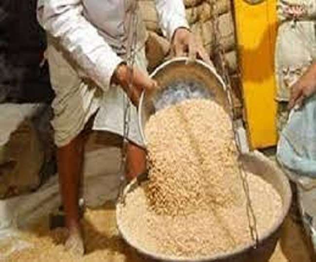 कोरोना संकट की मार झेल रहे गरीब और मजदूर वर्ग लोगों के लिए सरकार ने बड़ी घोषणा की है।