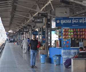 गोरखपुर रेलवे स्&zwj;टेशन पर सन्&zwj;नाटे का दृश्&zwj;य, जागरण।