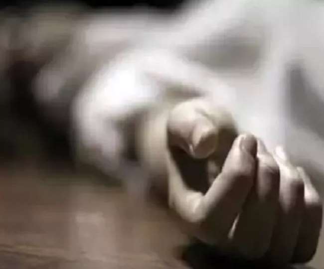 कोरोना संक्रमित मरीज ने नोएडा के कैलाश अस्पताल की पांचवीं मंजिल से छलांग लगाकर आत्महत्या कर ली।