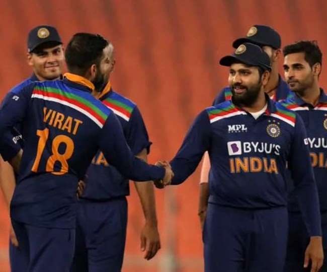 भारतीय टीम के कप्तान रोहित शर्मा साथी विराट कोहली के साथ
