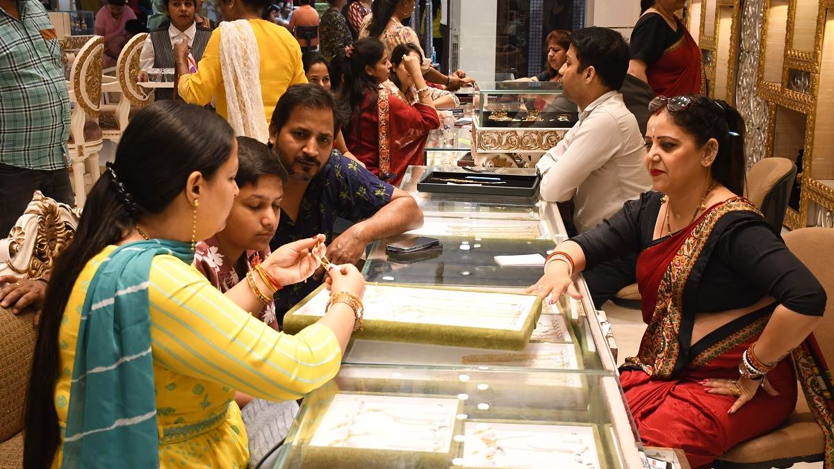 https://www.jagranimages.com/images/newimg/23042023/23_04_2023-akshaya_tritiya_gold_23392858.jpg