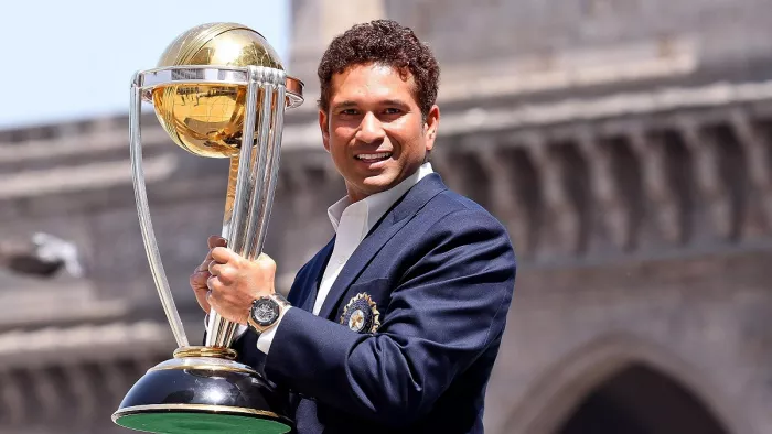 Sachin Tendulkar: विश्व कप विजेता ट्रॉफी के साथ सचिन तेंदुलकर (फोटो- ट्विटर)