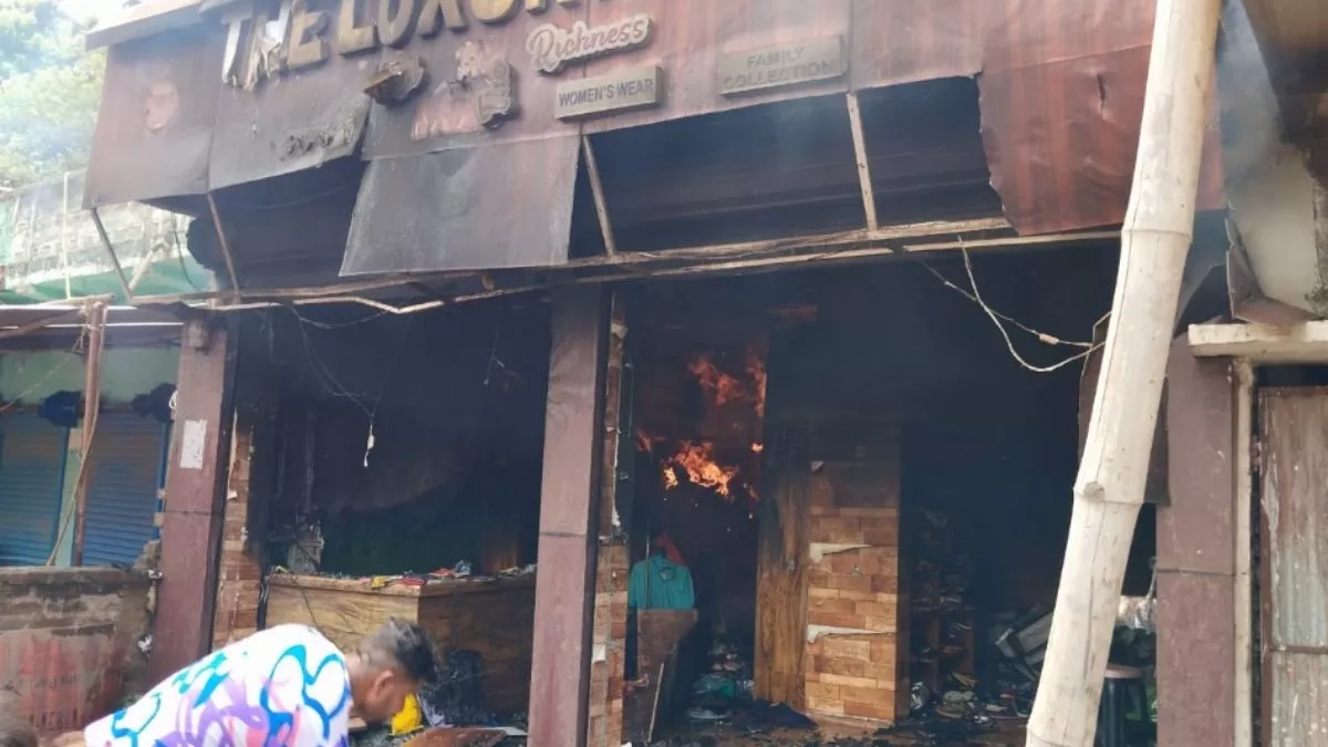 Ara News : कपड़े की दुकान में अचानक लगी भीषण आग, कैश समेत सारा सामान जलकर रख; 50 लाख रुपये का नुकसान