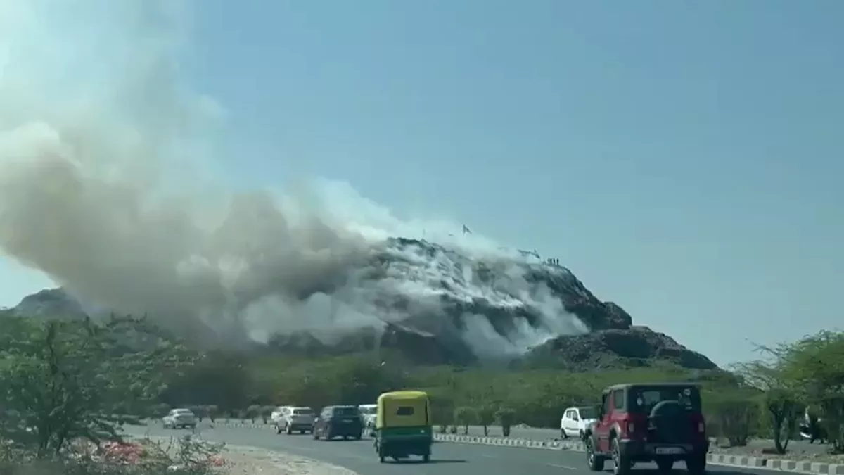 दिल्ली में गाजीपुर लैंडफिल साइट के बाद NCR का एक और कूड़े का पहाड़ जला, धुएं से लोगों को हो रही दिक्कत