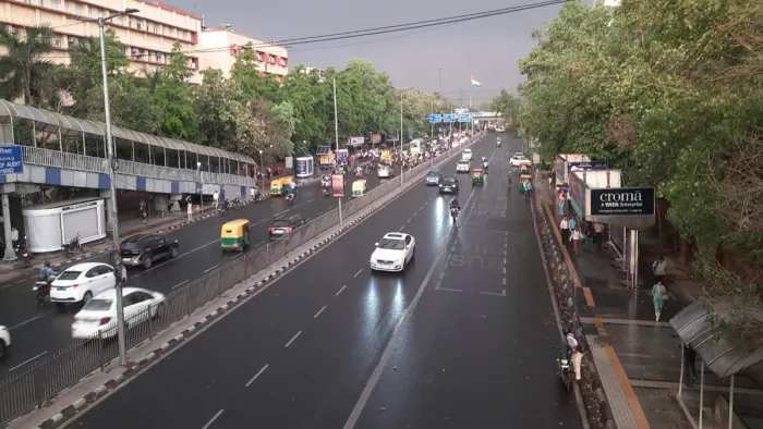 दिल्ली में शाम को अचानक हुई बारिश से बदला मौसम।