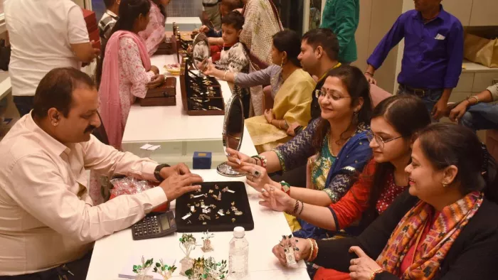 Gold Rate: सोने पर आई रिकार्ड महंगाई, तीन महीने में 15 हजार रुपये की तेजी