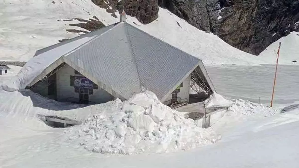 Hemkund Sahib: हेमकुंड यात्रा मार्ग पर सेना ने शुरू किया बर्फ हटाने का काम, बारिश से हो रही परेशानी