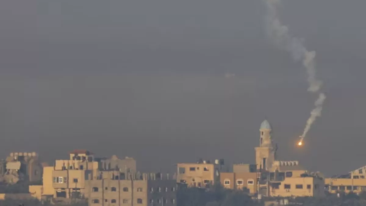 हिजबुल्ला का इजरायल पर आक्रामक हमला, एक साथ दागे 35 रॉकेट; हवाई हमले के बजने लगे सायरन