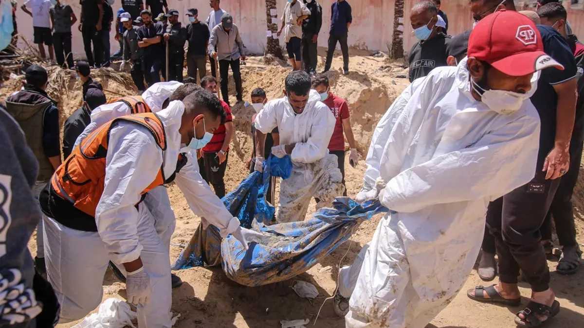 गाजा के एक अस्पताल में मिली सामूहिक कब्र में मिले 300 शव, इस इलाके में इजरायली सेना ने मचाई थी तबाही; अब चल रहा खोज मिशन