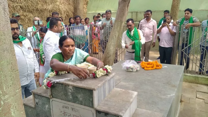 दिवंगत पति शहीद देवेंद्र माझी को श्रद्धांजलि अर्पित कर नामांकन के लिए चाईबासा पहुंची जोबा माझी।