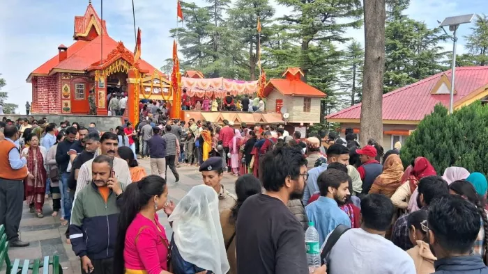 Himachal News: जाखू मंदिर में उमड़ा श्रद्धा का सैलाब।