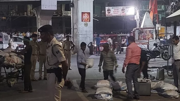 जमाल रोड मोड़ पर संदिग्ध सूटकेस मिलने के बाद सुरक्षा घेरा बनाती पुलिस। सौ. जागरण