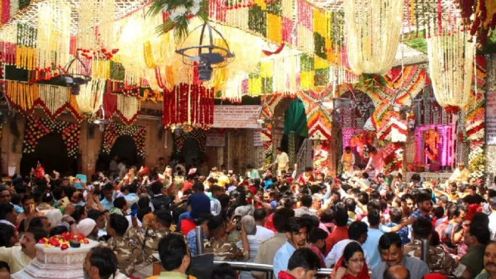Banke Bihari Mandir: फूलबंगला की बुकिंग पूरी, अब नहीं मिलेगी सेवा