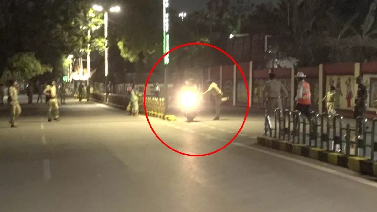 PM Modi Raipur Visit: पीएम मोदी के आने से पहले सुरक्षा के दावे हुए फेल, बाइक सवार युवकों को रोक नहीं पाई पुलिस; देखें वीडियो