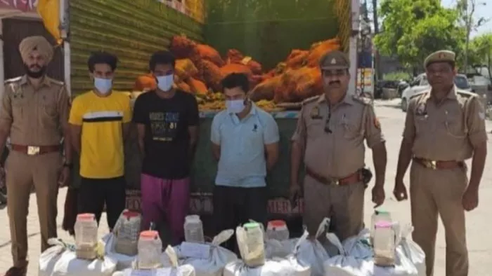 Bijnor News: पुलिस ने तीन तस्कर गिरफ्तार किए हैं।