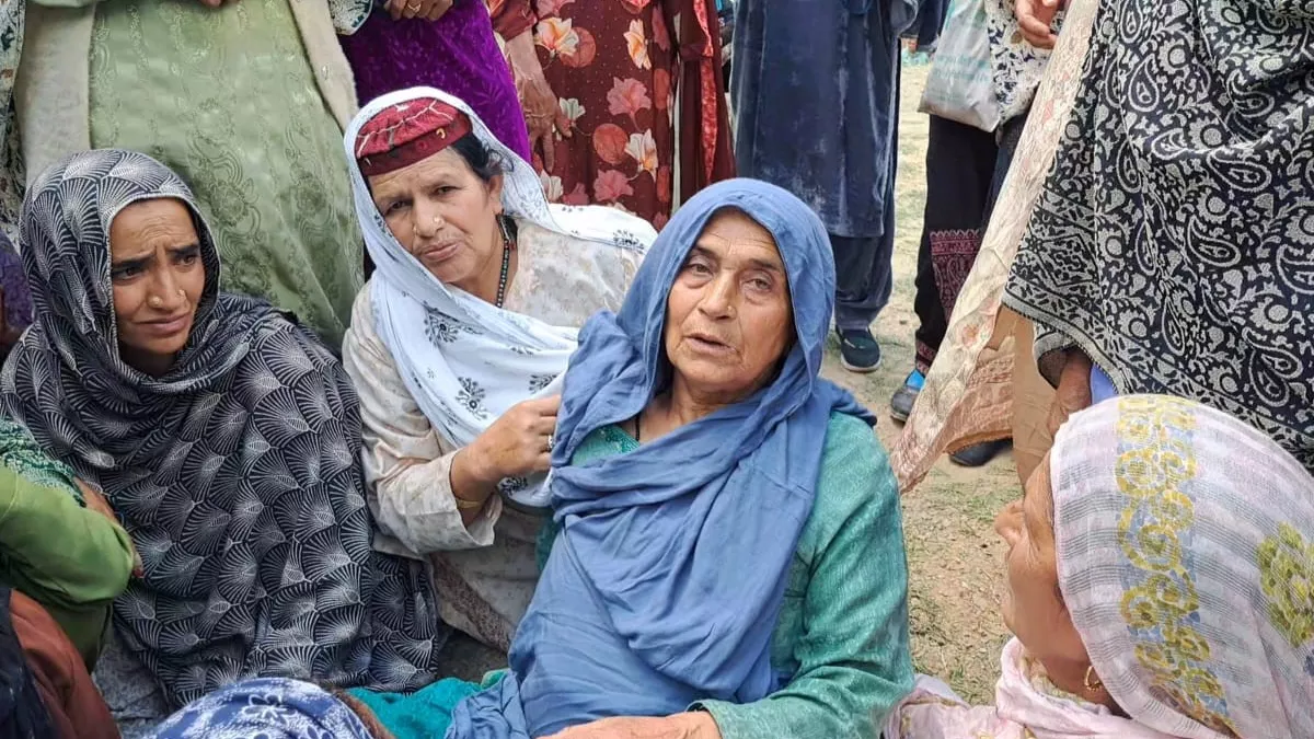 'पहले मेरे शौहर को मारा अब मेरे बच्चे को...', राजौरी में आतंकियों का शिकार बने मोहम्मद रजाक की मां ने बयां किया दर्द