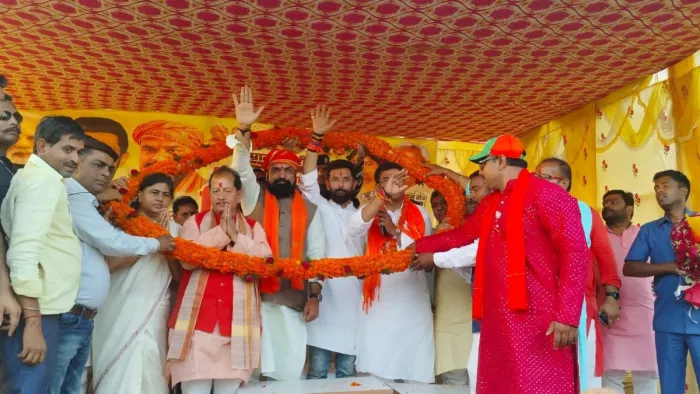 डिप्टी सीएम सम्राट चौधरी, विजय सिंहा व चिराग पासवान का माला पहनाकर स्वागत करते कार्यकर्ता