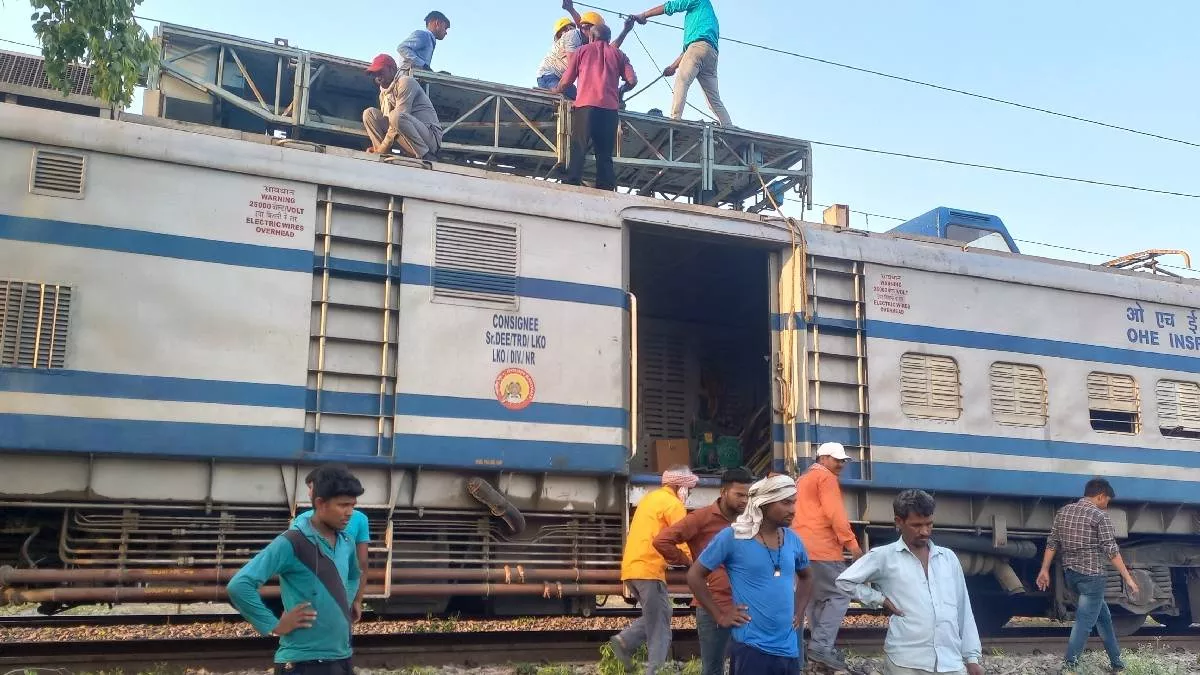 ट्रेन ड्राइवर की सूझबूझ से टला बड़ा हादसा, इमरजेंसी ब्रेक लगा रोकी सारनाथ एक्सप्रेस; रेलवे ट्रैक के तार पर ही गिर गया था पेड़