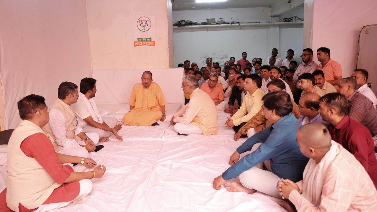 https://www.jagranimages.com/images/newimg/23042024/23_04_2024-yogi_6_23703076.jpg