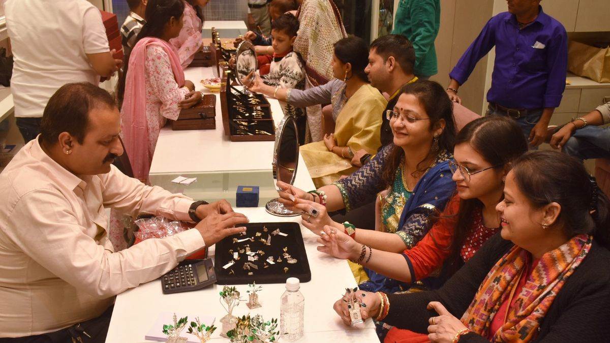 https://www.jagranimages.com/images/newimg/23042025/23_04_2025-gold_price_in_wedding_23923992.jpg