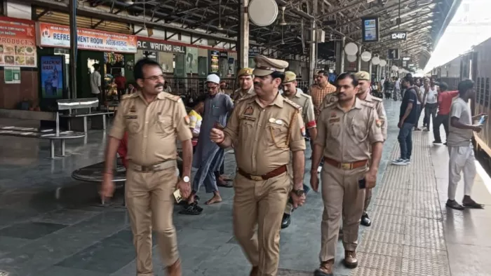सेंट्रल स्टेशन पर गश्त करते जीआरपी थाना प्रभारी निरीक्षक ओम नारायण सिंह व पुलिस टीम। जीआरपी