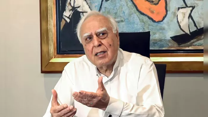 राज्यसभा सांसद और वरिष्ठ वकील कपिल सिब्बल (फाइल फोटो)