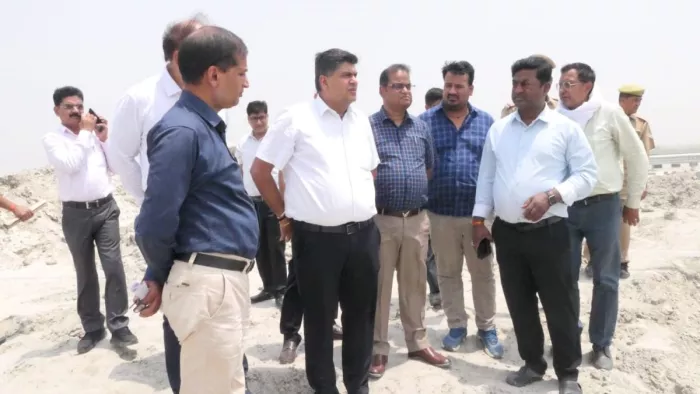 बेलघाट के कम्हरियाघाट के पास लिंक एक्सप्रेसवे का निरीक्षण करते कमिश्नर अनिल ढींगरा और डीएम कृष्णा करूणेश। जागरण