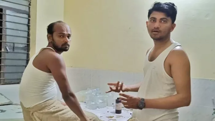 मधवापुर सीएचसी में मरीज का इलाज करते गार्ड (जागरण)