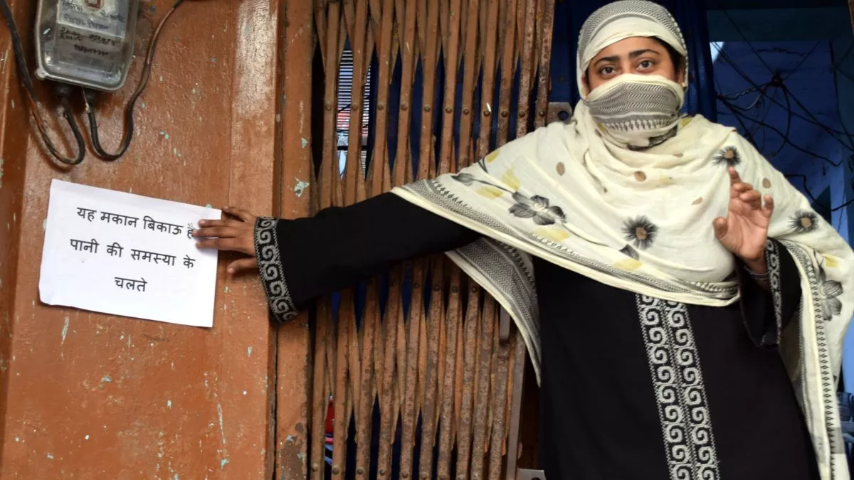 अलीगढ़ में पानी न मिलने पर हंगामा, महिलाओं ने लगाए 'मकान बिकाऊ हैं' के पोस्टर; कहा- बरात के लिए कैसे होगा इंतजाम?