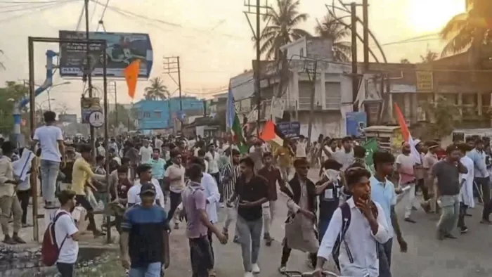 मुर्शिदाबाद हिंसा में 109 घरों को पहुंचा नुकसान, सरकारी सर्वेक्षण हुआ ...