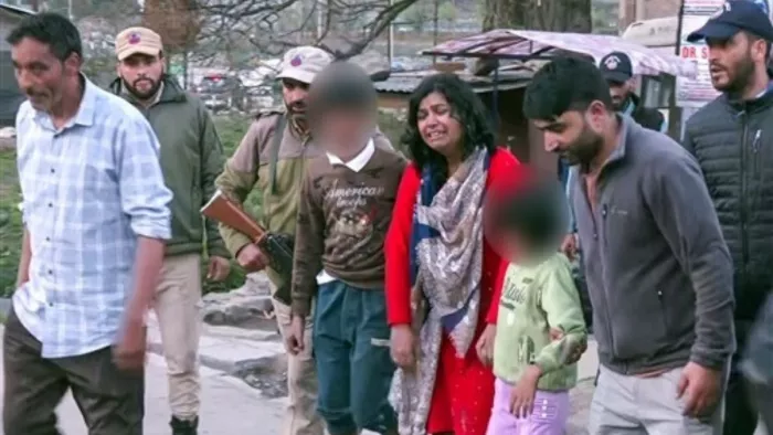 पहलगाम में सैलानियों को बचाने के लिए घोड़े वाले सैयद ने दे दी जान।