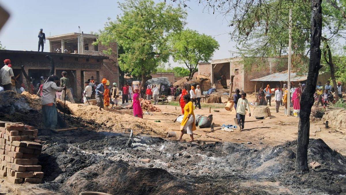 https://www.jagranimages.com/images/newimg/23042025/23_04_2025-raebareli_fire_23924277.jpg