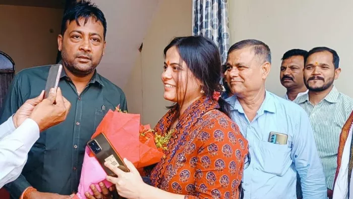 यूपीएसएससी टॉपर शक्ति दुबे पहुंचीं घर - जागरण