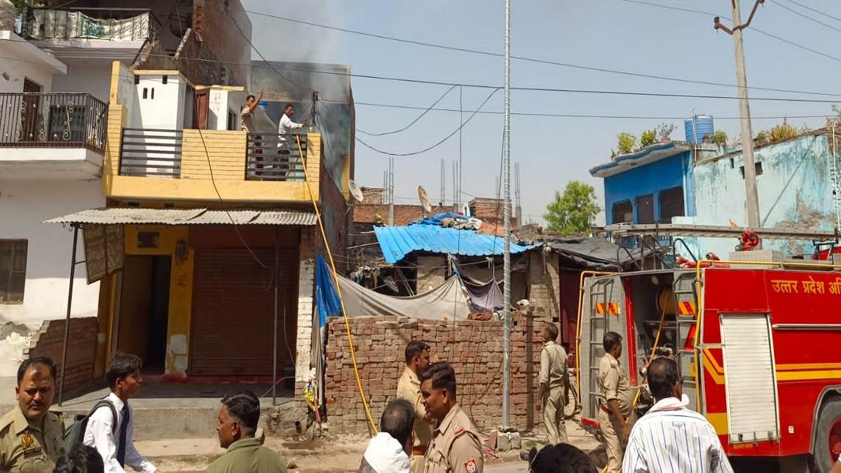https://www.jagranimages.com/images/newimg/23042025/23_04_2025-sitapur_fire_23924278.jpg