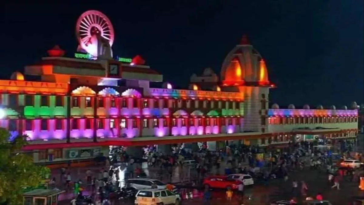 वाराणसी का कैंट स्टेशन आमदनी में अव्वल, एक साल में रिकॉर्ड कमाई; रोजाना 94 हजार लोगों का दबाव बढ़ा, साल भर में...