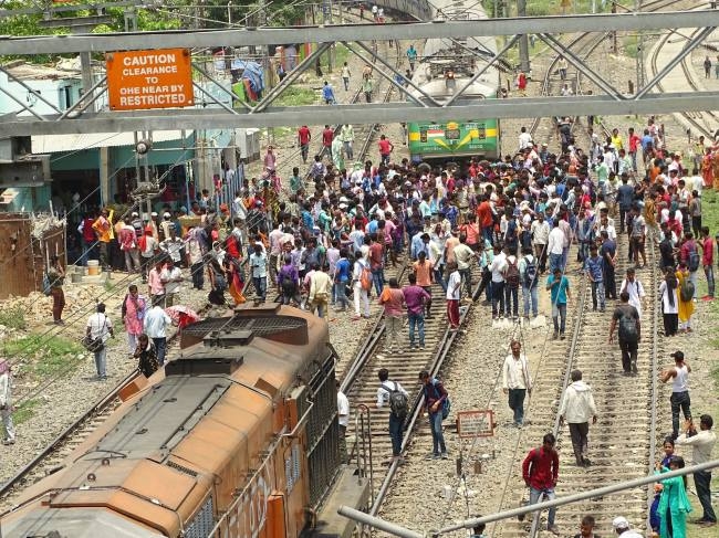 Image result for tren ko lal jhnda dikhana