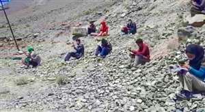 मोबाइल नेटवर्क न होने से कारगिल के शिमशा गांव के बच्चे ऑनलाइन पढ़ाई के लिए पहाड़ के ऊपर जाते हैं