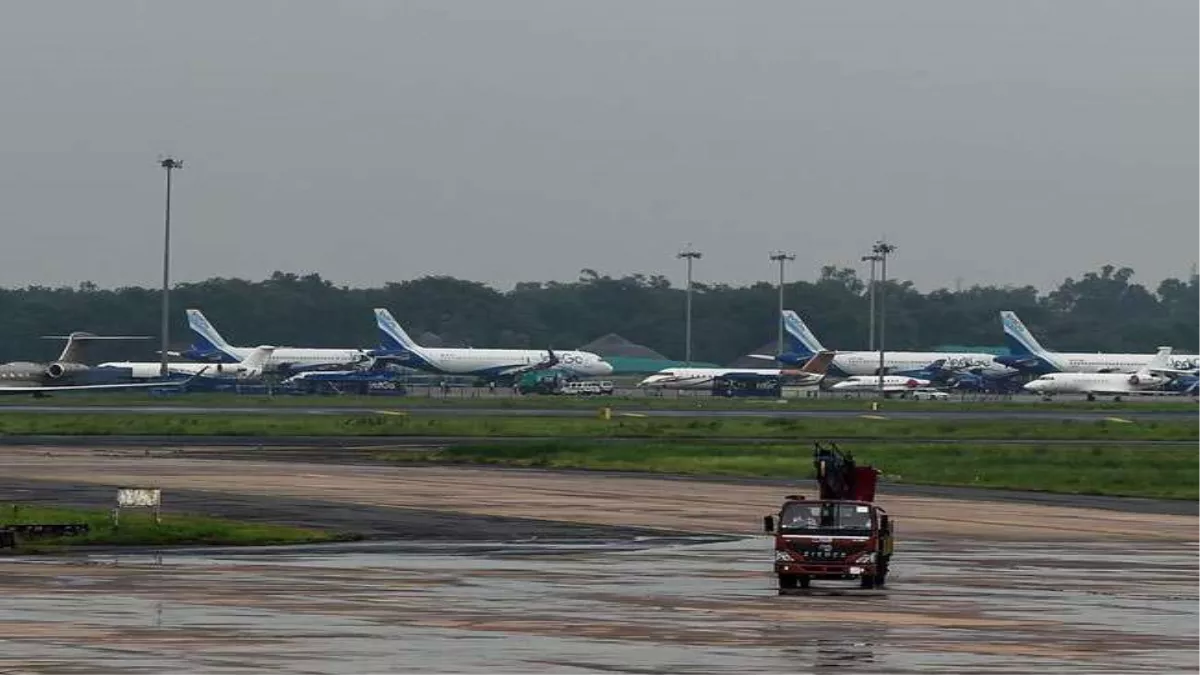 Heavy Rain in Delhi: खराब मौसम का असर, दिल्ली एयरपोर्ट पर 40 उड़ानें प्रभावित; घर से निकलने से पहले एयरलाइन से संपर्क करें यात्री