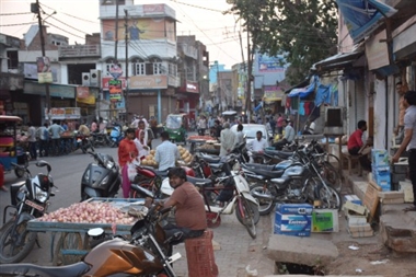 Jamshedpur Footpath Encroachment: फुटपाथ पर सज रही दुकानों से लोगों को हो रही दिक्कत।