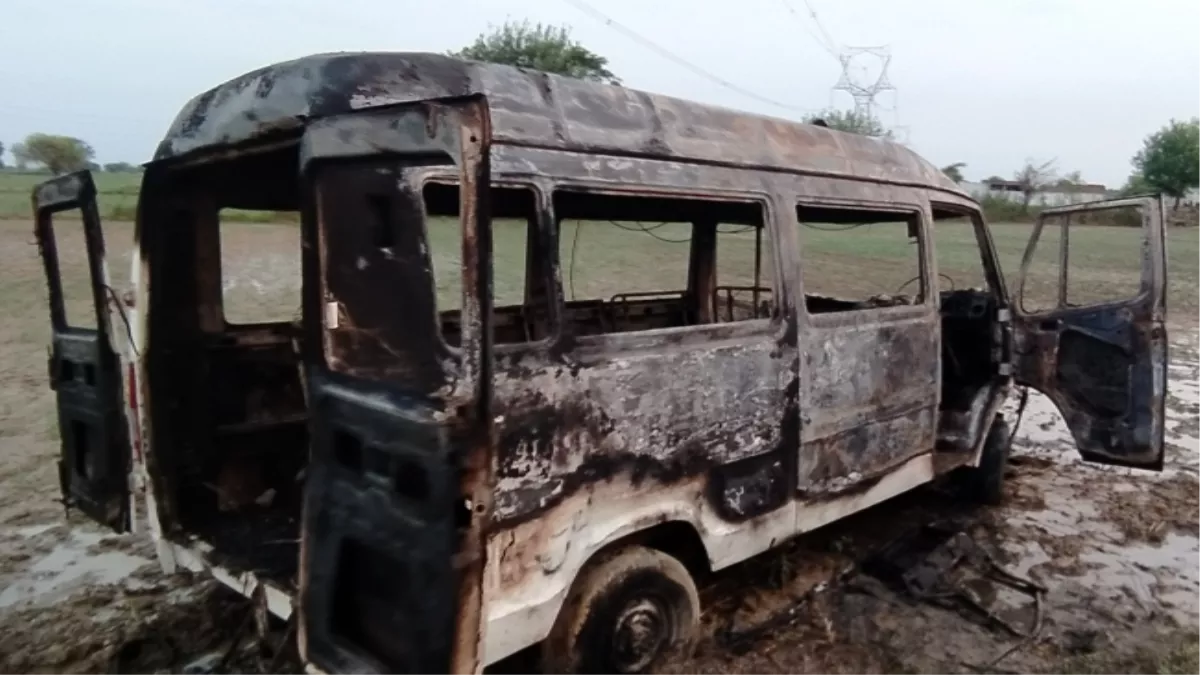 बुलंदशहर में चलती एंबुलेंस बनी आग का गोला, ड्राइवर की जलकर मौत