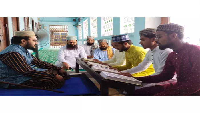 भागलपुर : मदरसा जामिया शहबाजिया में छात्रों को पढ़ाते (बायें) गद्दीनशीं सैयद शाह इंतखाब आलम शहबाजी मियां साहब।