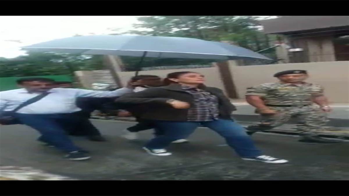 https://www.jagranimages.com/images/newimg/23052022/23_05_2022-kareena-under-umbrella_22736866.jpg