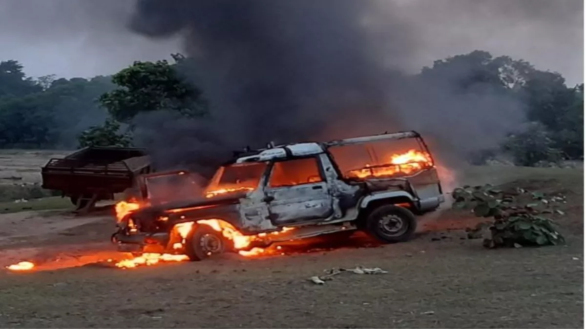 Khunti News: पुलिस पेट्रोलिंग वाहन में लगी भीषण आग... बालू फेंक कर बुझाते रहे जवान... झारखंड के खूंटी में हादसा