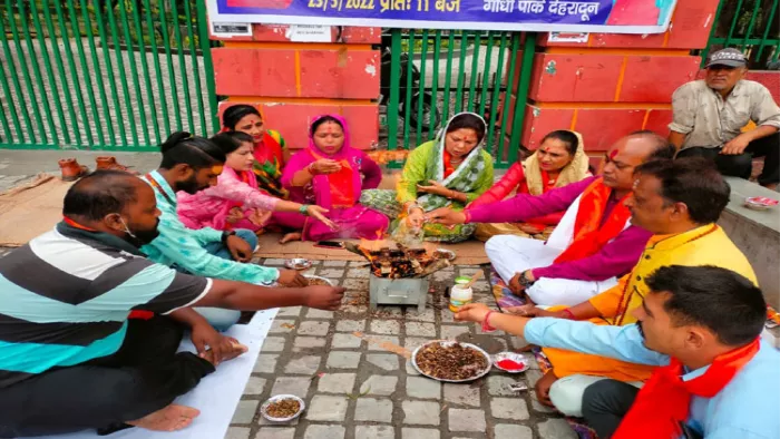 गांधी पार्क के मुख्य द्वार के बाहर हवन किया गया